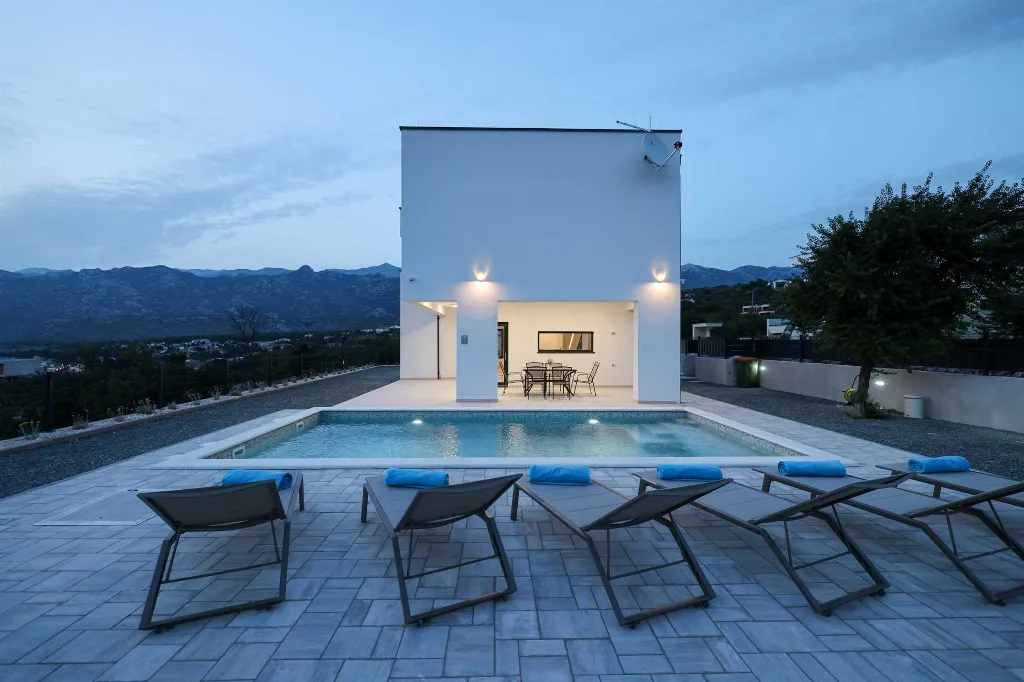 Modern 3-Bedroom Villa in Rovanjska for 6