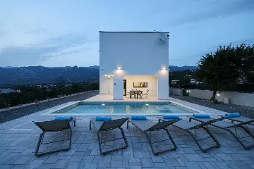 Modern 3-Bedroom Villa in Rovanjska for 6
