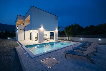 Modern 3-Bedroom Villa in Rovanjska for 6
