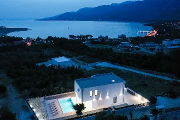 Modern 3-Bedroom Villa in Rovanjska for 6