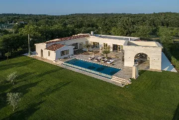 4-Bedroom Villa with Heated Pool in Sveti Petar u Šumi