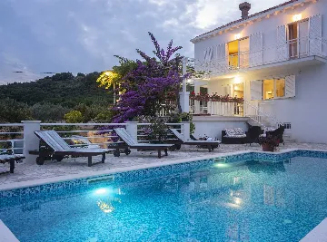 Zaton 5-Bedroom Villa for Up to 10 Guests