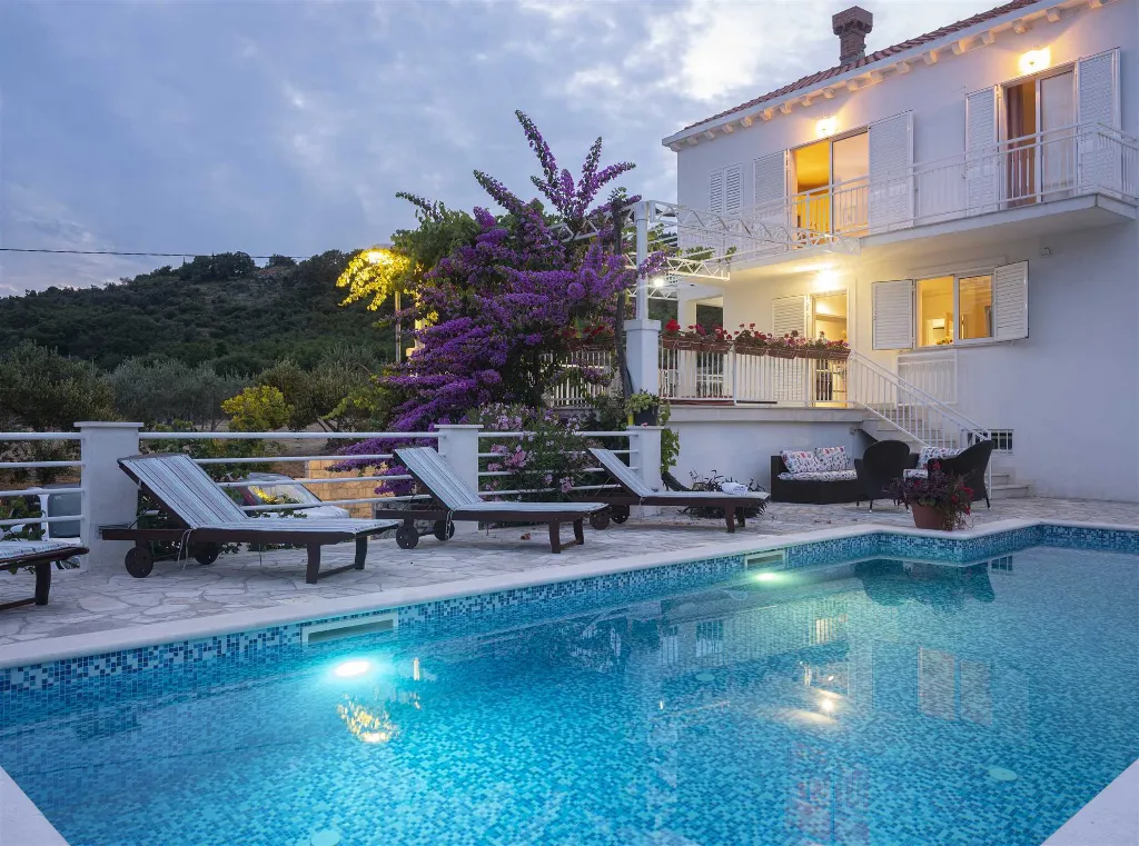 Zaton 5-Bedroom Villa for Up to 10 Guests
