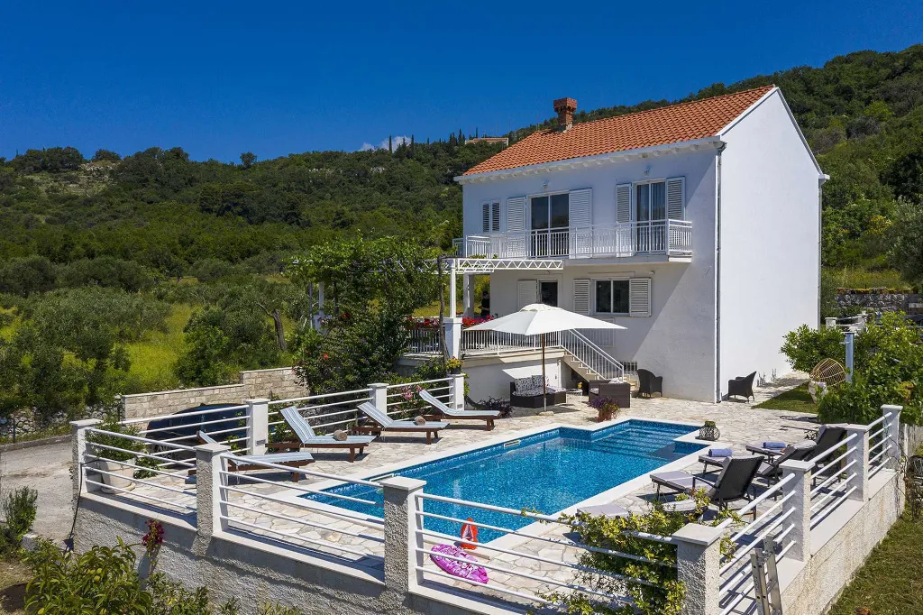 Zaton 5-Bedroom Villa for Up to 10 Guests