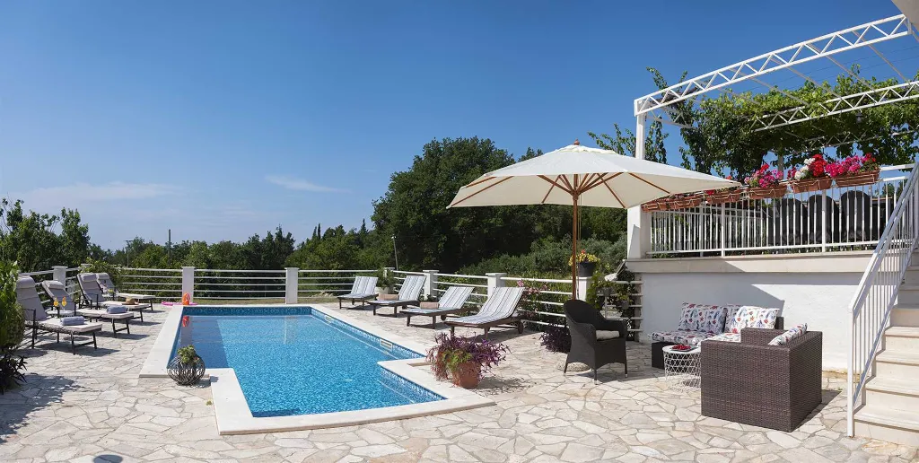Zaton 5-Bedroom Villa for Up to 10 Guests