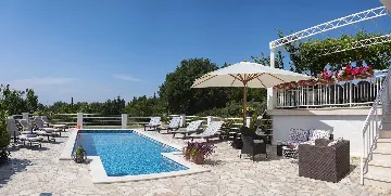 Zaton 5-Bedroom Villa for Up to 10 Guests