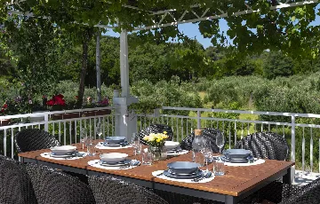 Zaton 5-Bedroom Villa for Up to 10 Guests