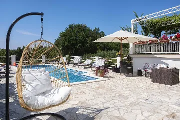 Zaton 5-Bedroom Villa for Up to 10 Guests