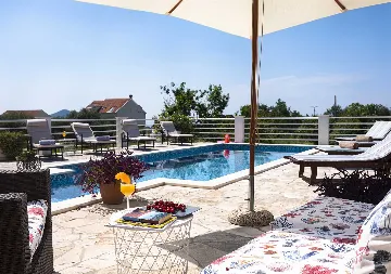 Zaton 5-Bedroom Villa for Up to 10 Guests