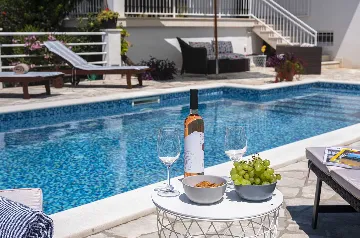 Zaton 5-Bedroom Villa for Up to 10 Guests