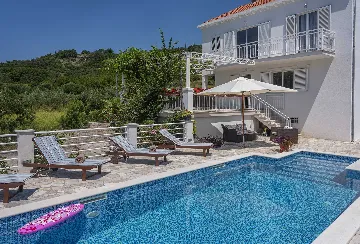 Zaton 5-Bedroom Villa for Up to 10 Guests