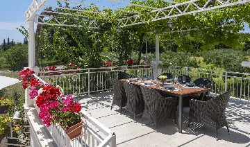 Zaton 5-Bedroom Villa for Up to 10 Guests