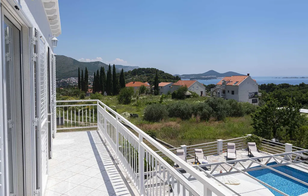 Zaton 5-Bedroom Villa for Up to 10 Guests