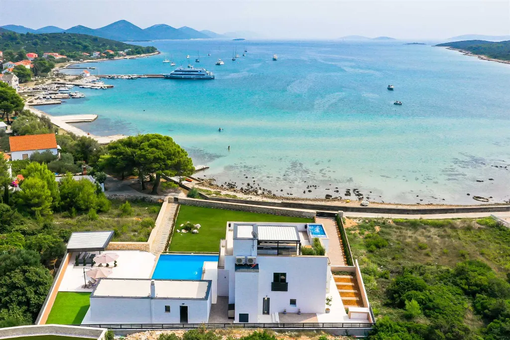 Ist Croatia Villa with Tennis Court and 120 m² Pool