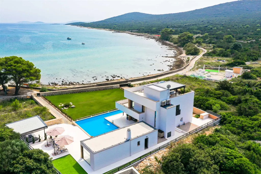 Ist Croatia Villa with Tennis Court and 120 m² Pool