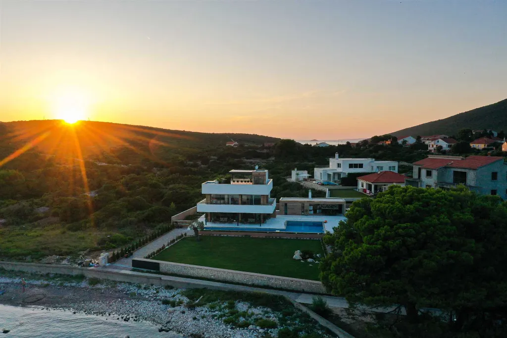 Ist Croatia Villa with Tennis Court and 120 m² Pool