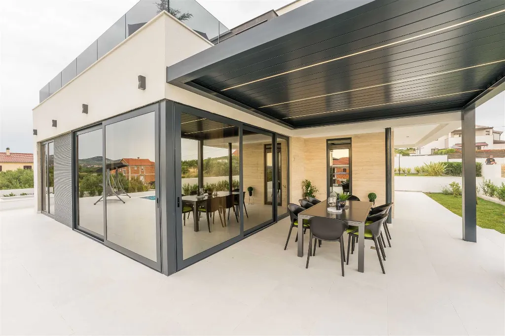 4-Bedroom Villa in Vrana with Saltwater Pool & Jacuzzi