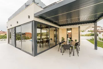 4-Bedroom Villa in Vrana with Saltwater Pool & Jacuzzi