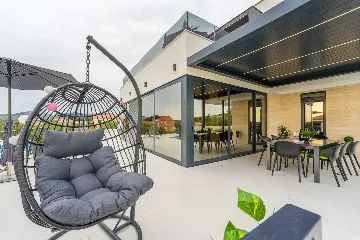 4-Bedroom Villa in Vrana with Saltwater Pool & Jacuzzi