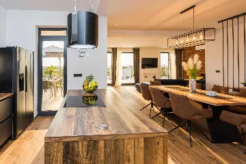 4-Bedroom Villa in Vrana with Saltwater Pool & Jacuzzi