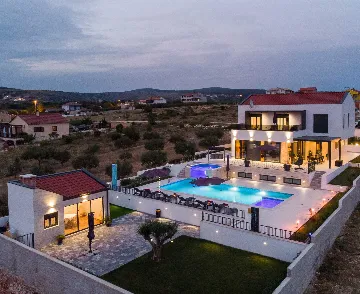 4-Bedroom Villa in Vrana with Saltwater Pool & Jacuzzi