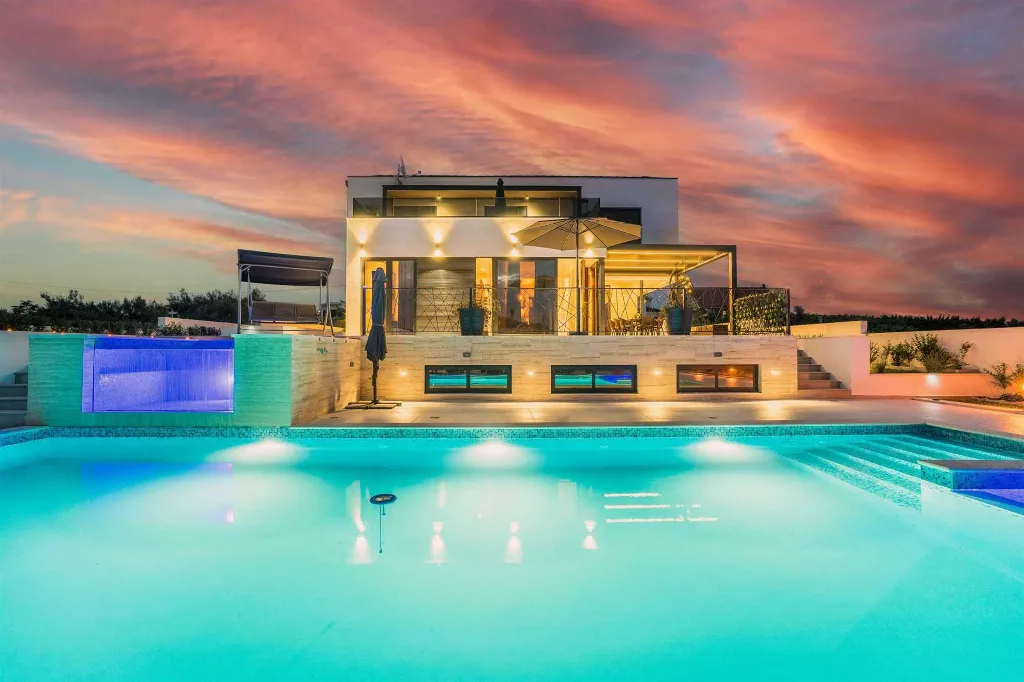 4-Bedroom Villa in Vrana with Saltwater Pool & Jacuzzi