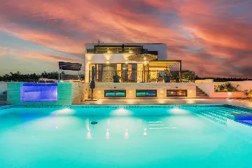 4-Bedroom Villa in Vrana with Saltwater Pool & Jacuzzi