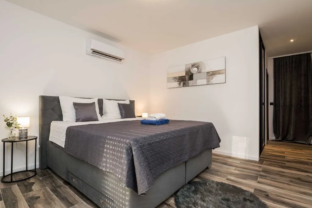 4-Bedroom Villa in Vrana with Saltwater Pool & Jacuzzi