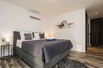 4-Bedroom Villa in Vrana with Saltwater Pool & Jacuzzi