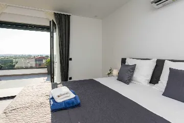 4-Bedroom Villa in Vrana with Saltwater Pool & Jacuzzi