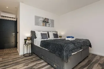 4-Bedroom Villa in Vrana with Saltwater Pool & Jacuzzi