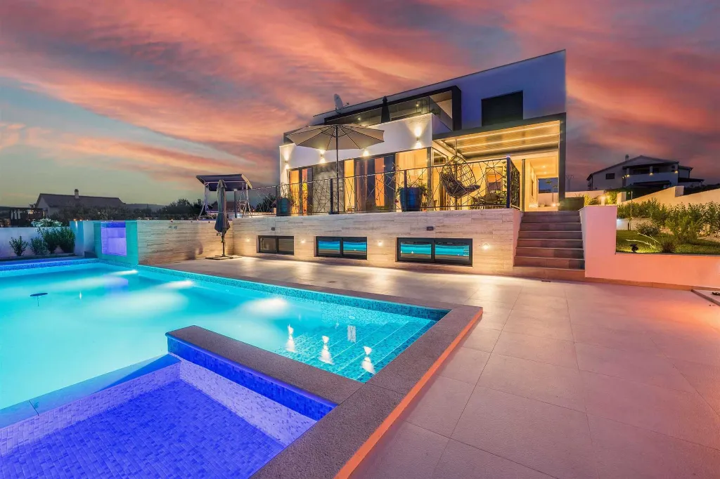 4-Bedroom Villa in Vrana with Saltwater Pool & Jacuzzi