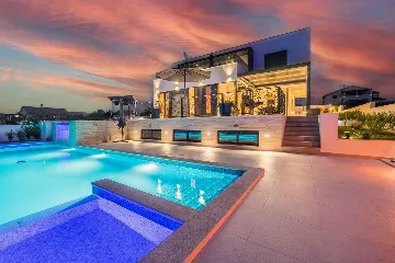 4-Bedroom Villa in Vrana with Saltwater Pool & Jacuzzi
