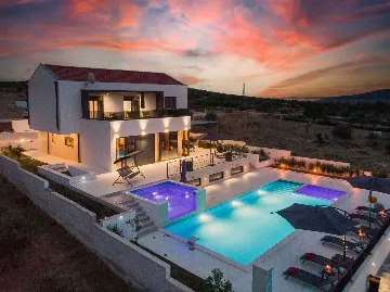 4-Bedroom Villa in Vrana with Saltwater Pool & Jacuzzi