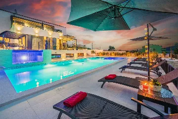 4-Bedroom Villa in Vrana with Saltwater Pool & Jacuzzi
