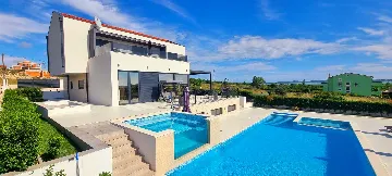 4-Bedroom Villa in Vrana with Saltwater Pool & Jacuzzi