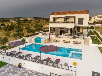 4-Bedroom Villa in Vrana with Saltwater Pool & Jacuzzi