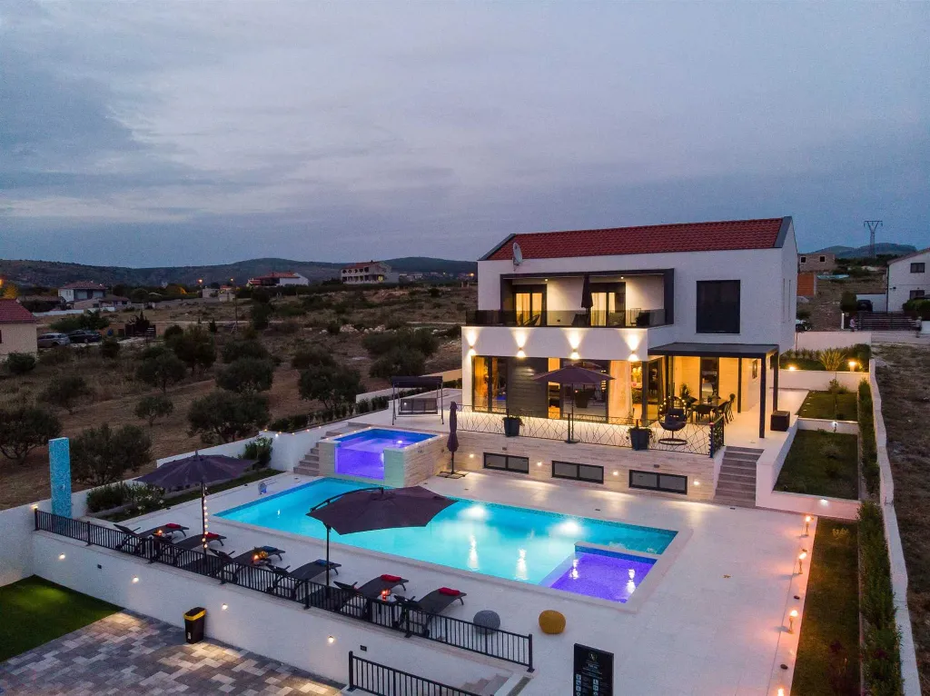 4-Bedroom Villa in Vrana with Saltwater Pool & Jacuzzi