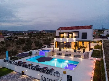 4-Bedroom Villa in Vrana with Saltwater Pool & Jacuzzi