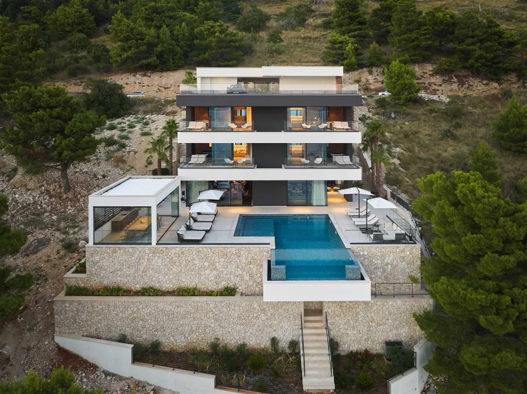 Mimice Seaside Villa for Up to 20 Guests
