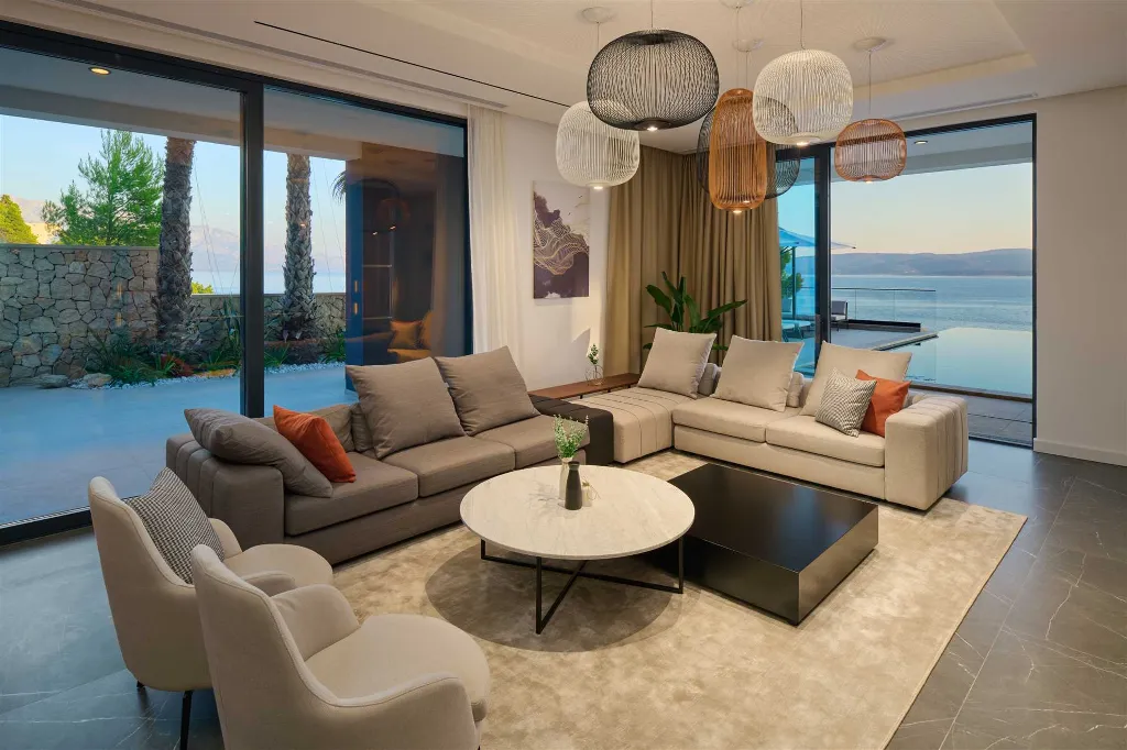 Mimice Seaside Villa for Up to 20 Guests