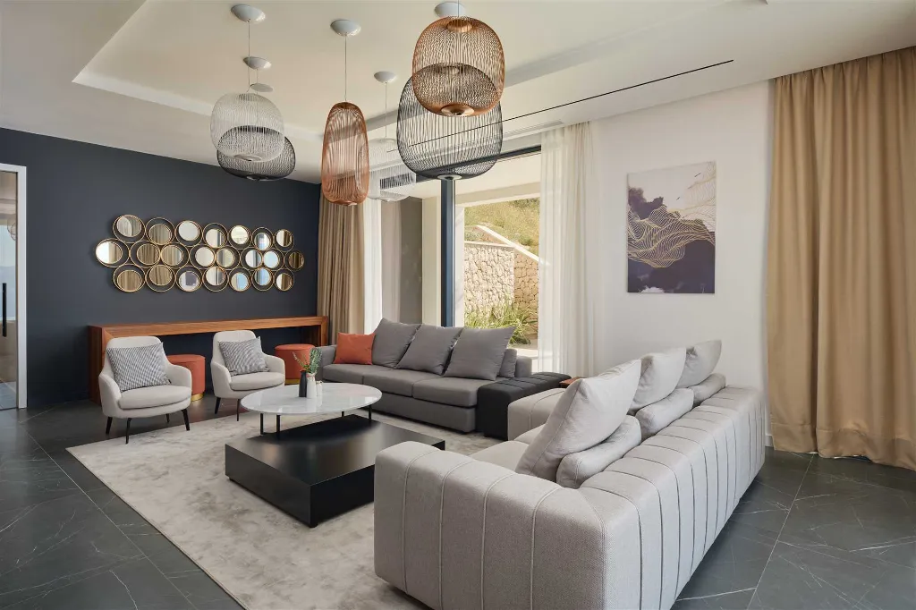 Mimice Seaside Villa for Up to 20 Guests