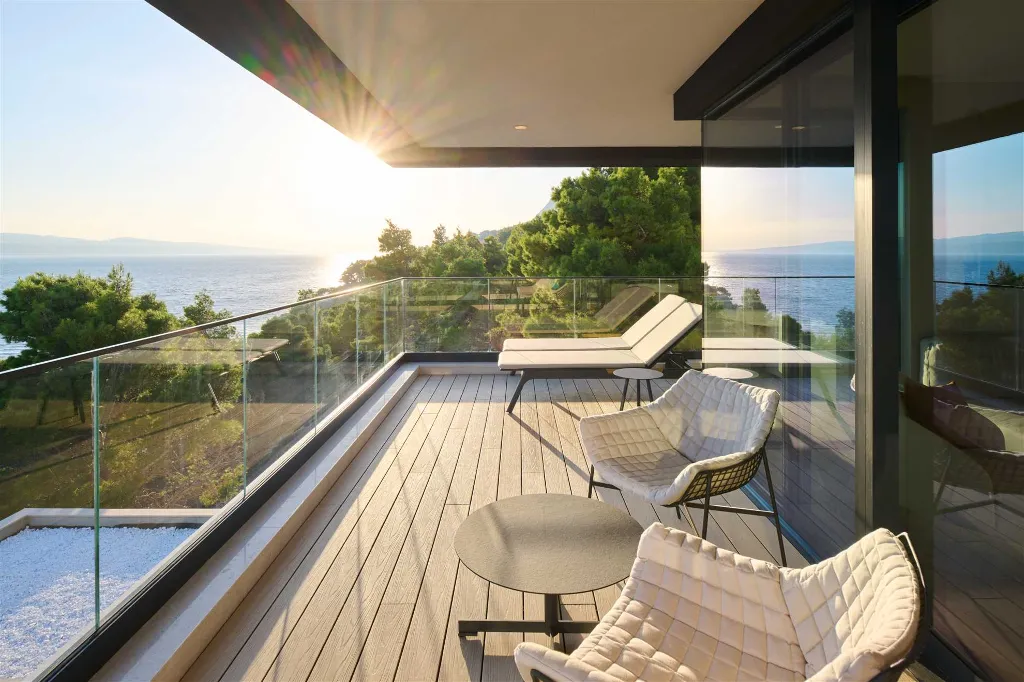 Mimice Seaside Villa for Up to 20 Guests
