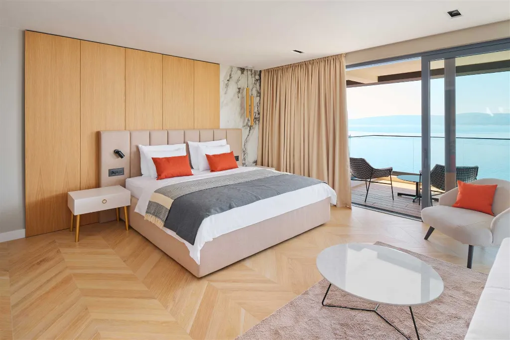 Mimice Seaside Villa for Up to 20 Guests