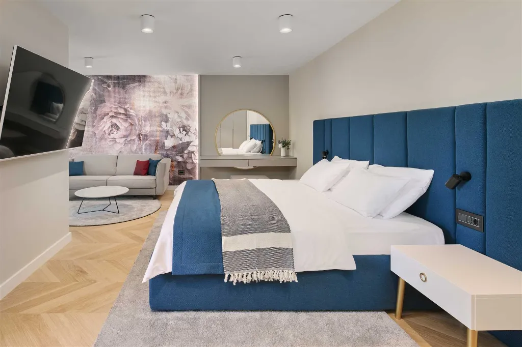 Mimice Seaside Villa for Up to 20 Guests
