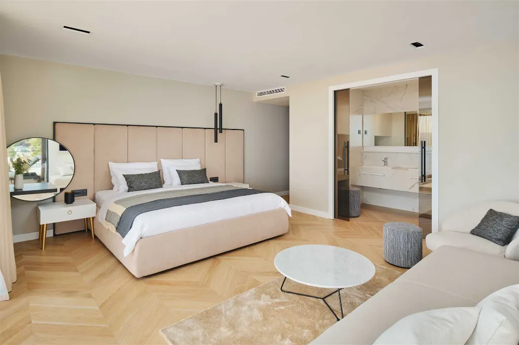 Mimice Seaside Villa for Up to 20 Guests