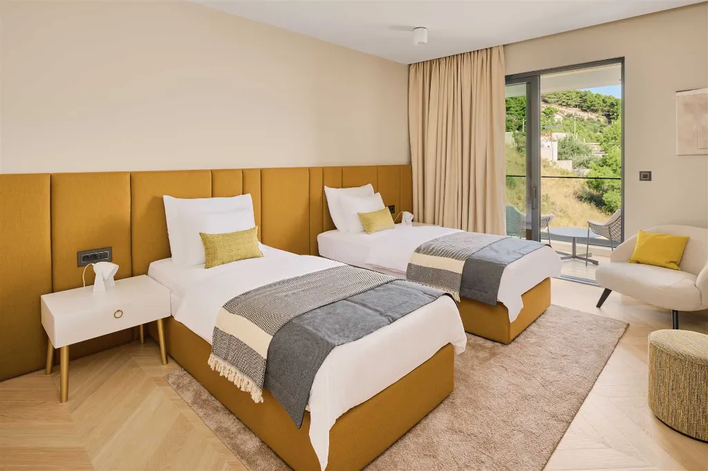 Mimice Seaside Villa for Up to 20 Guests