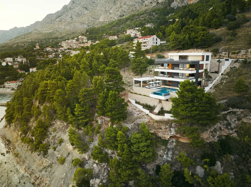 Mimice Seaside Villa for Up to 20 Guests