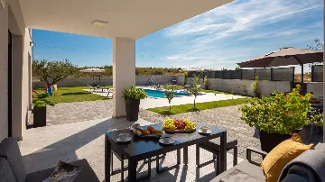 Family Villa in Vrana for Up to 8 Guests