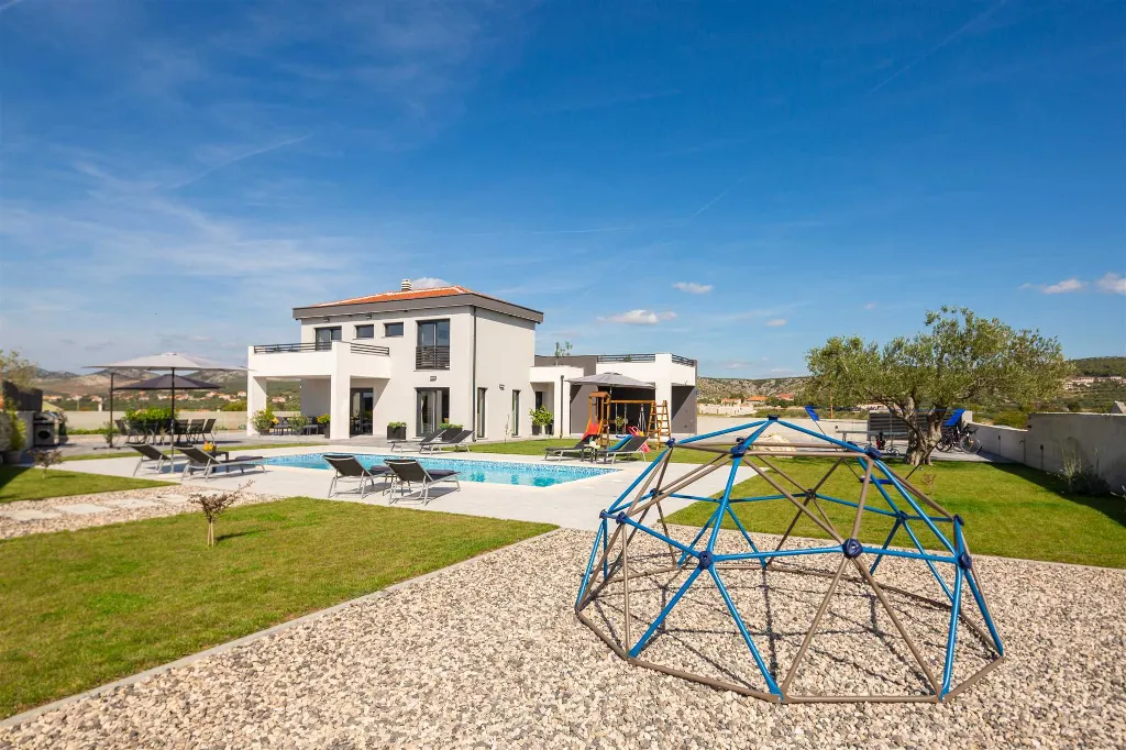 Family Villa in Vrana for Up to 8 Guests
